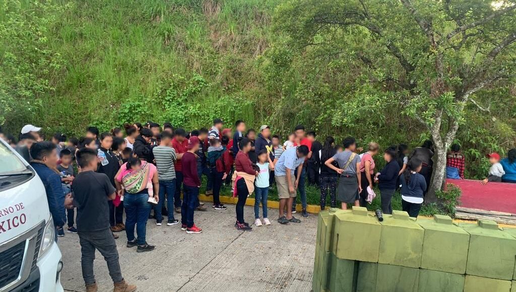 Hallan a 126 migrantes de Centroamérica en un autobús de turismo en Veracruz