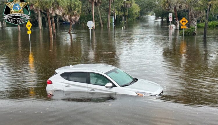 Idalia deja dos muertos tras su paso por Florida