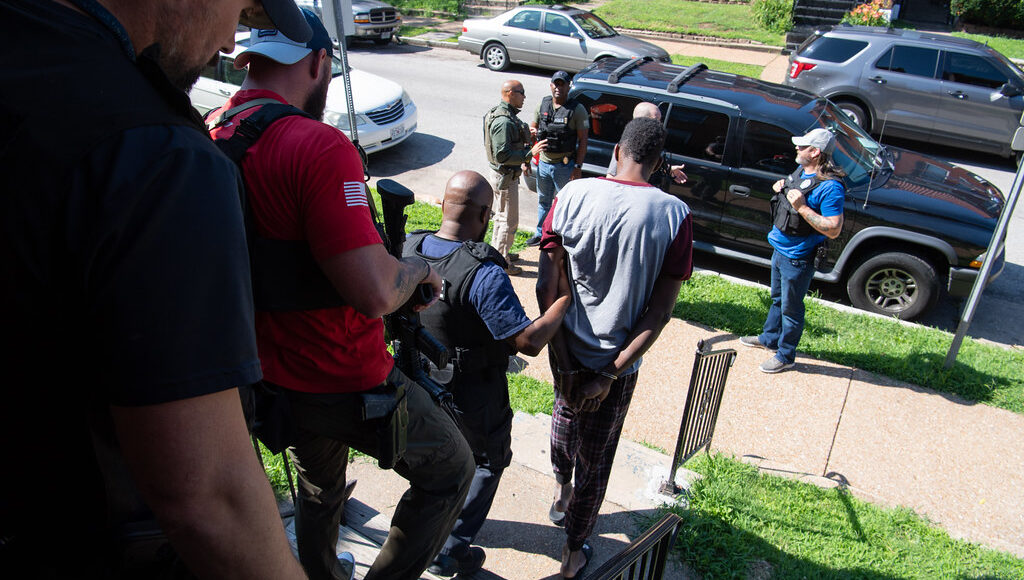 ICE arresta a 366 inmigrantes con condenas penales en gran operativo nacional