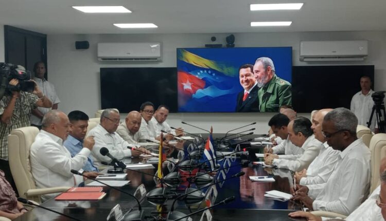 Diosdado Cabello firma acuerdo entre el PSUV y el Partido Comunista de Cuba en La Habana