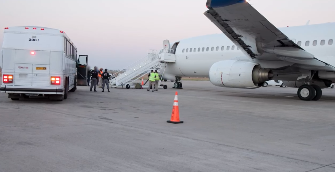 Personal de Migración se prepara para asistir esta semana en 11 vuelos con retornados de Estados Unidos