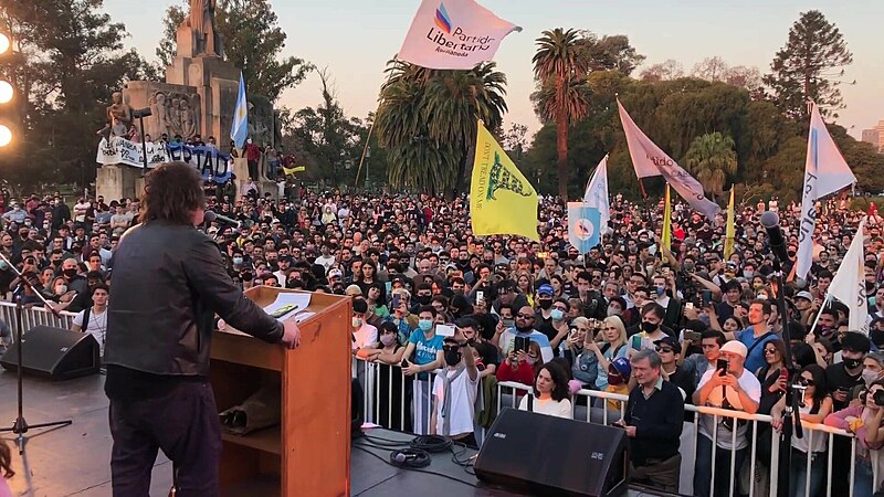 Javier Milei da la sorpresa y disputará la presidencia en Argentina