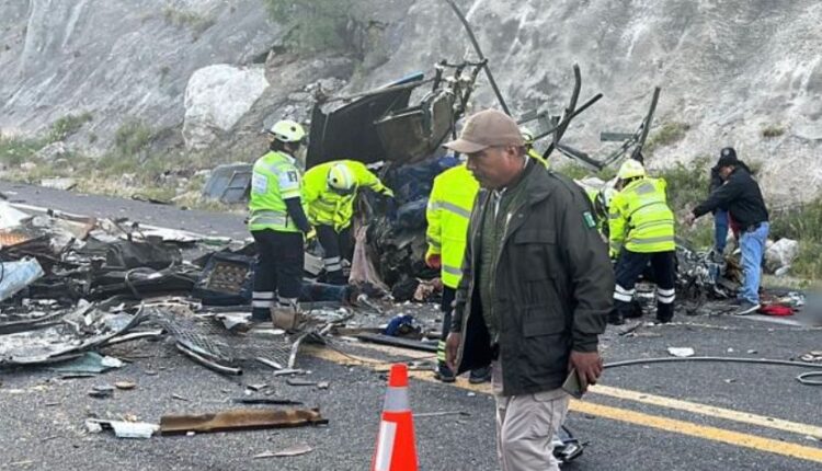 Autoridades confirman que 15 mexicanos y un venezolano murieron en accidente vial en Oaxaca