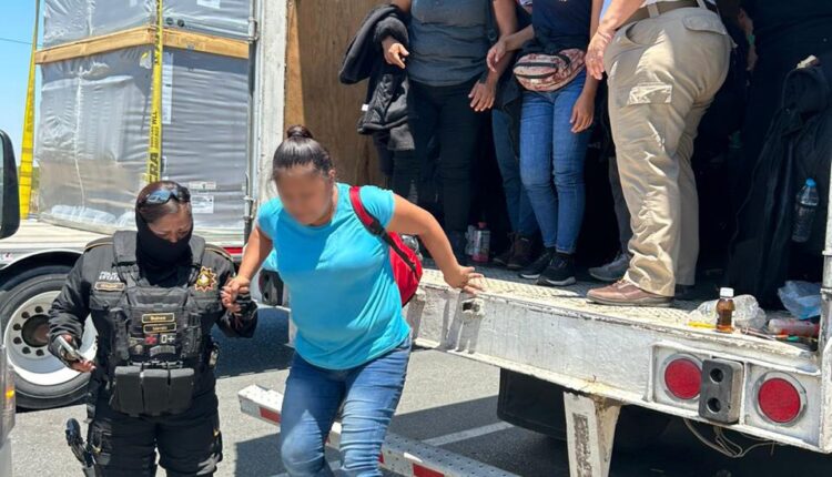 Hallan 64 migrantes abandonados en contenedor de un tráiler en Nuevo León, México