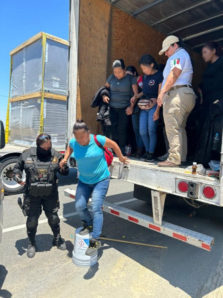 Hallan 64 migrantes abandonados en contenedor de un tráiler en Nuevo León, México