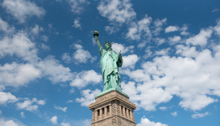 Ciudad de Nueva York recurre a estudiantes universitarios para dar asistencia a los inmigrantes