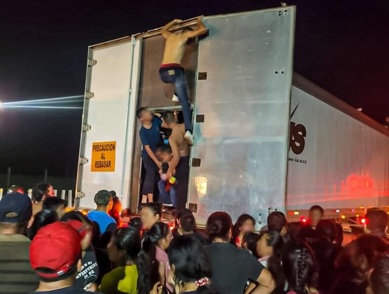 Localizan en Veracruz a 350 migrantes hacidados en la caja de un tráiler