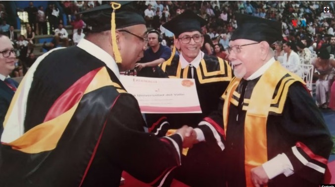 Luis Antonio Cuéllar, graduado de doctor a los 98 años: "estudiar es un antídoto contra la ignorancia"