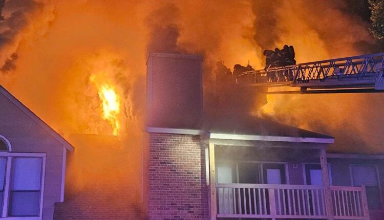 Bomberos combatieron incendio en complejo de apartamentos al norte de Kansas City, Missouri