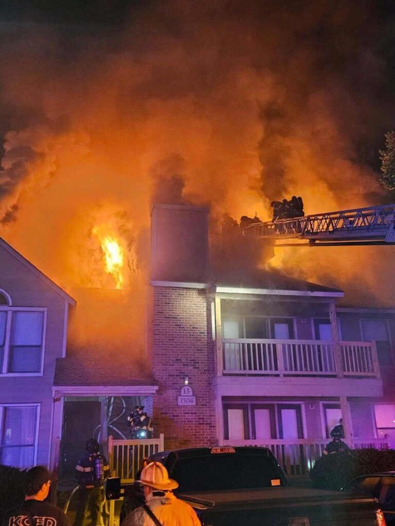 Bomberos combatieron incendio en complejo de apartamentos al norte de Kansas City, Missouri