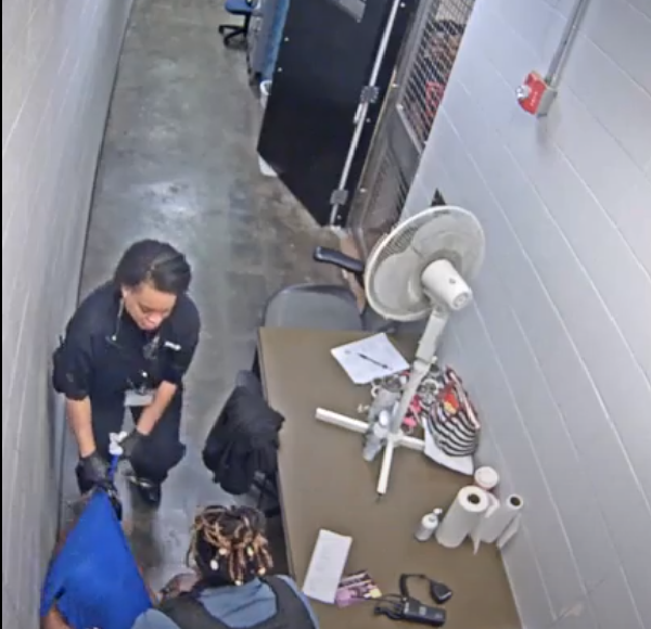 Investigan a dos oficiales penitenciarios de Kansas City, Missouri, por golpear a un detenido