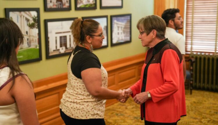 Gobernadora Kelly proclama el "Mes de la Herencia Hispana" en Kansas a partir del 15Sep