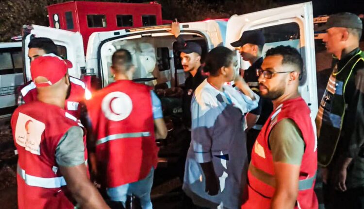 Socorristas buscan sobrevivientes entre escombros dejados por terremoto en Marruecos