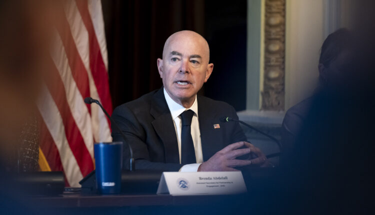 DHS modernizará el programa de trabajadores de ocupaciones especializadas H-1B en EEUU