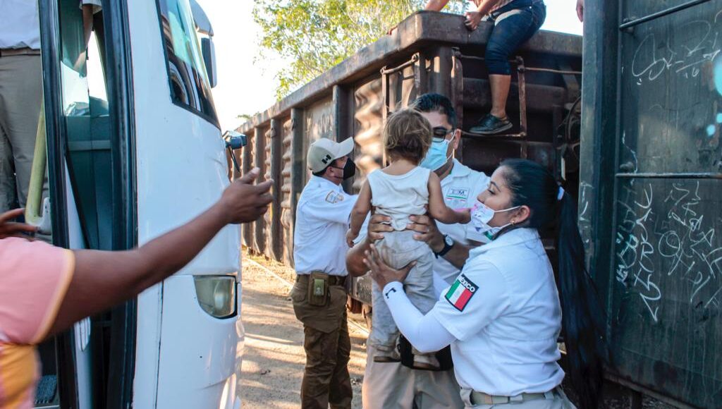 Durante 2023 se benefició a 2.2 millones de personas con documentos migratorios