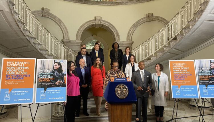 Nueva York pide apoyo adicional para lidiar con el aumento de los solicitantes de asilo