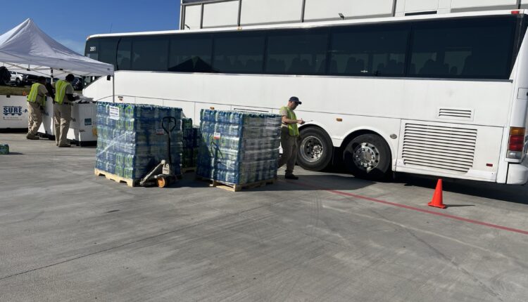 Alcaldes de "ciudades santuario" quieren frenar el envío de migrantes en autobús