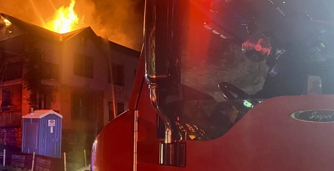 Bomberos de Kansas City, Missouri, investigan la causa del incendio en edificio abandonado