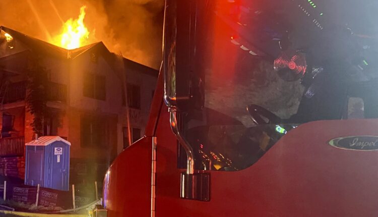 Bomberos de Kansas City, Missouri, investigan la causa del incendio en edificio abandonado