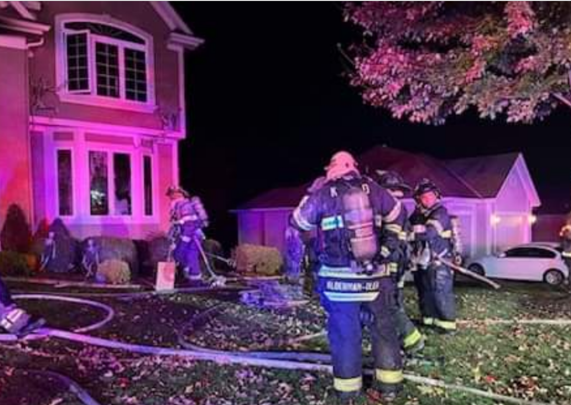 Voraz incendio de una casa en Kansas City, Missouri, deja un hombre muerto