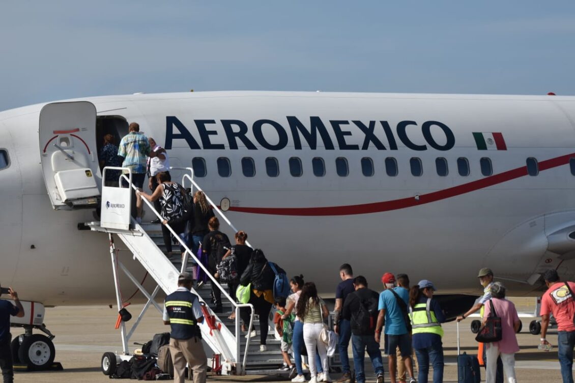 Turistas salieron de Acapulco en 14 vuelos durante el primer día del puente aéreo humanitario