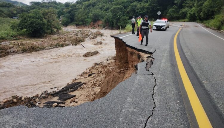 México abre puente aéreo para sacar a los turistas del balneario de Acapulco tras huracán Otis