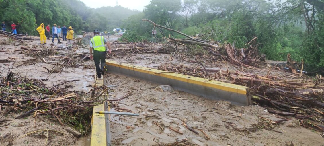 Autoridades confirman 27 muertos y cuatro desaparecidos tras el paso del huracán “Otis” en Guerrero, México