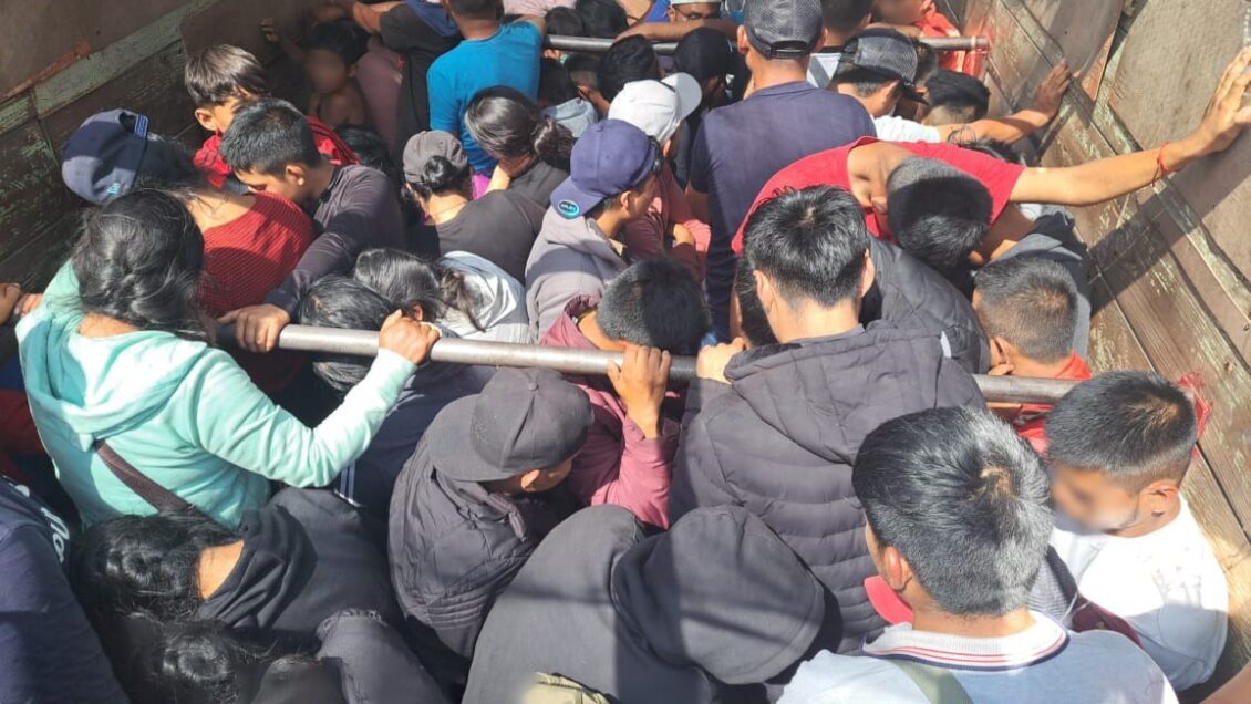 Localizan a 130 migrantes hacinados en un camión de carga en Veracruz, México