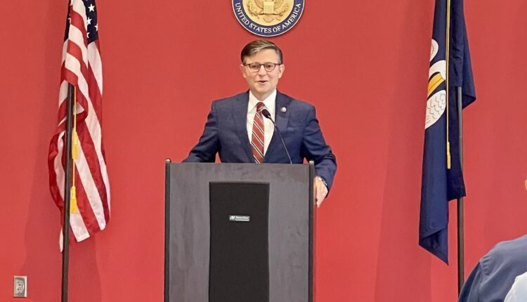 EEUU: Johnson dice que el Congreso "no va a abandonar" a Ucrania, aboga por priorizar ayuda a Israel