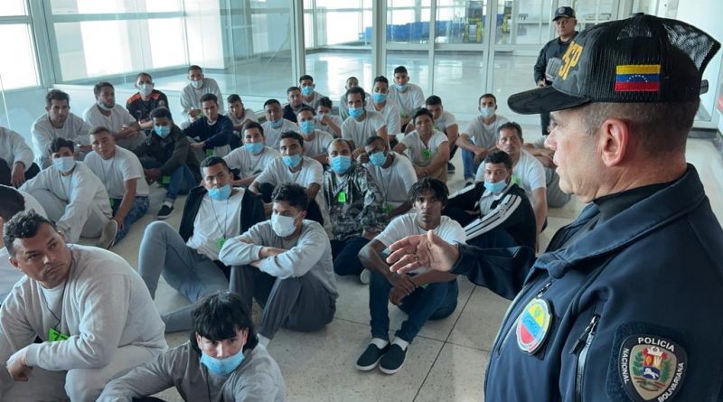 Llega segundo vuelo de EEUU con 111 migrantes venezolanos deportados