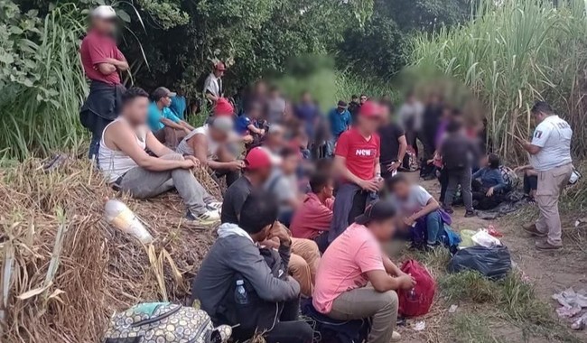 Rescatan a 69 migrantes abandonados en tres vehículos en Veracruz, México