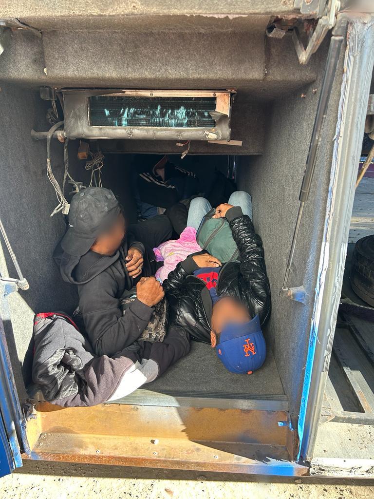 Interceptan en México a 100 migrantes hacinados en autobús turístico