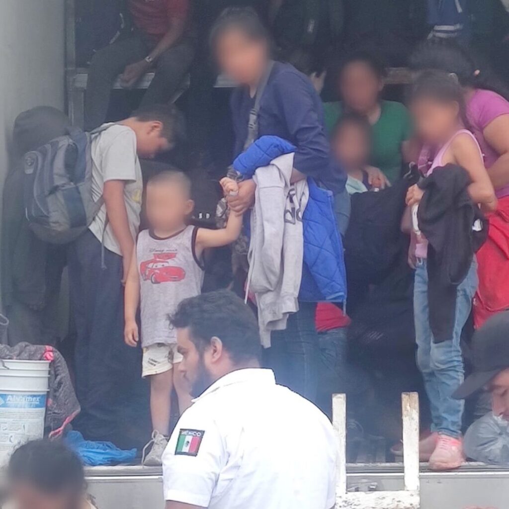 Abandonan a 215 migrantes centroamericanos en un camión al este de México