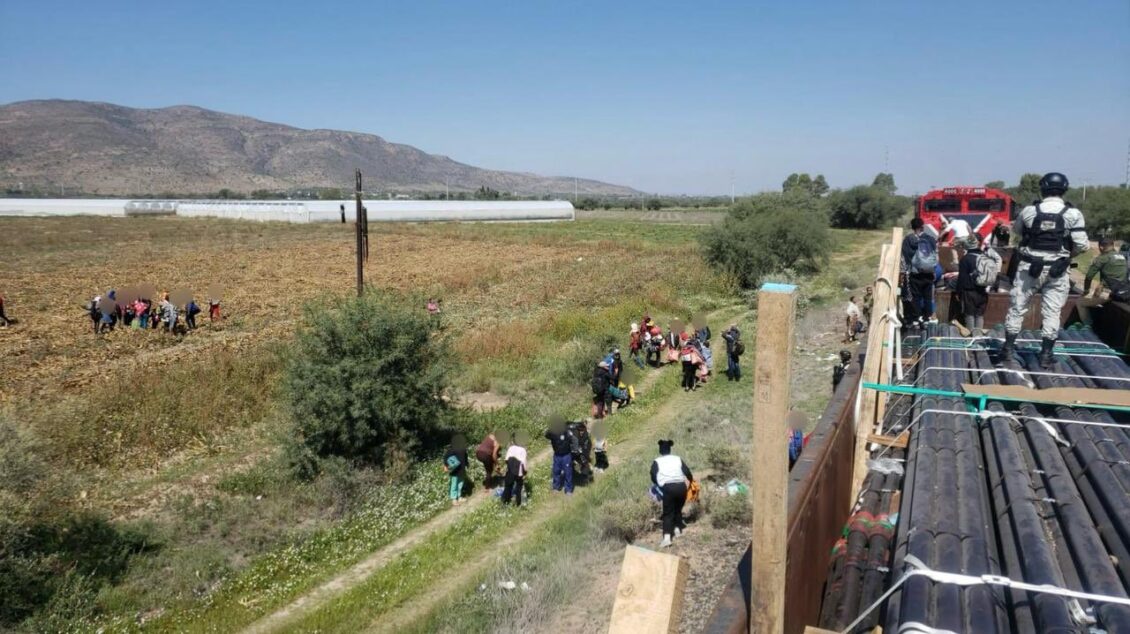 Autoridades mexicanas han evitado que más de 34.000 migrantes viajen sobre vagones de trenes