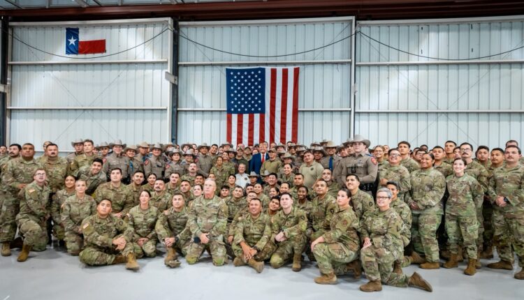 Abbott y Trump sirven comidas de Acción de Gracias a miembros de la Operación Lone Star