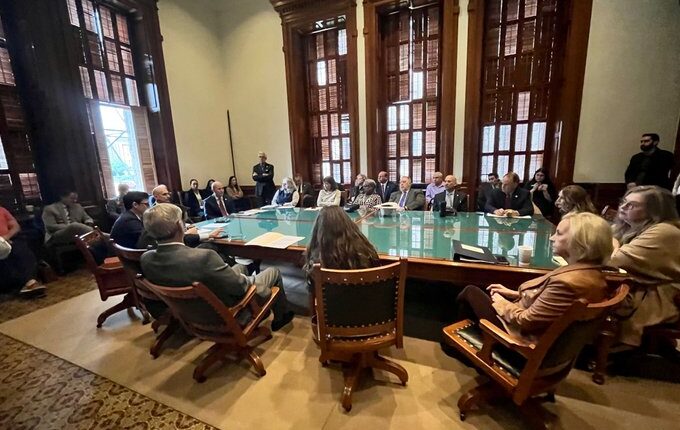 Legisladores de Texas aprueban iniciativa que permite arresto y expulsión de migrantes indocumentados