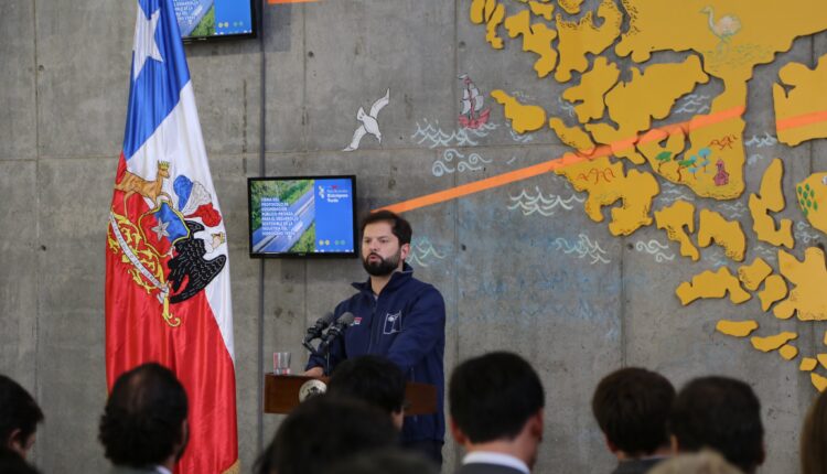 chilenos rechazan por segunda vez cambiar la Constitución, presidente Boric descarta un tercer intento en su mandato