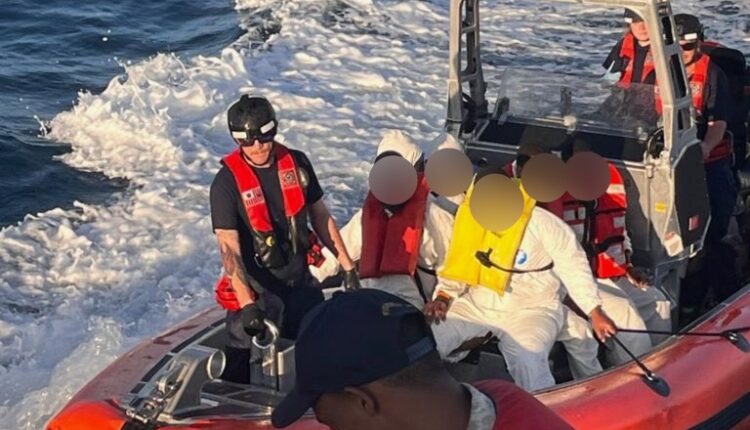 EEUU repatria a 20 dominicanos tras ser interceptados en el Pasaje de la Mona