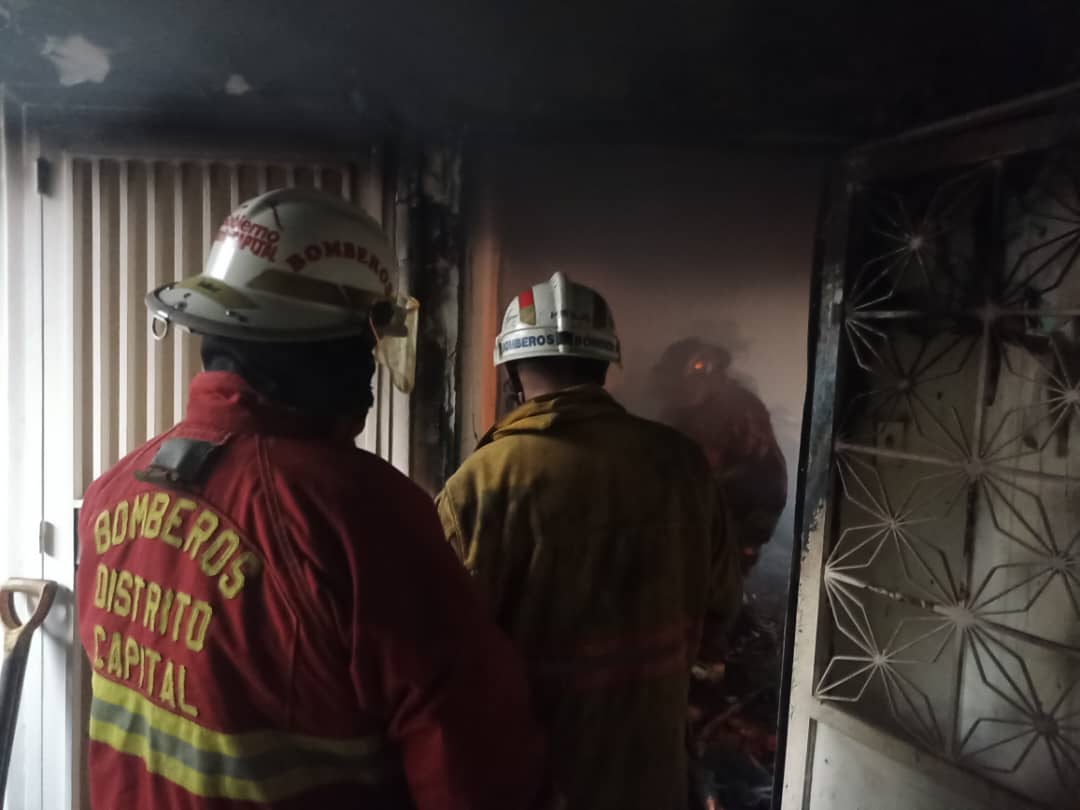 Dos muertos y cuatro heridos por incendio de apartamento al este de Caracas, Venezuela