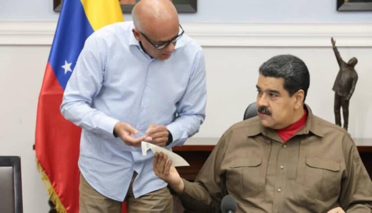 Horas antes de acabar plazo de EEUU, Venezuela dice que revisará inhabilitaciones de candidatos