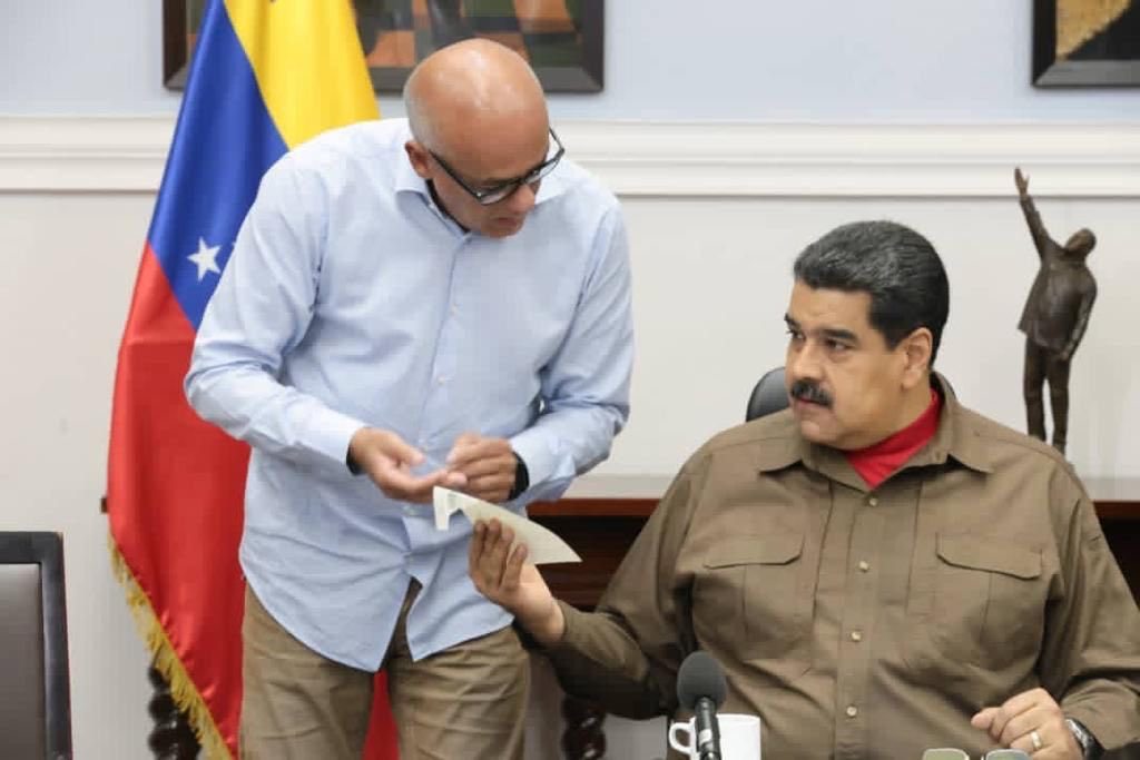 Horas antes de acabar plazo de EEUU, Venezuela dice que revisará inhabilitaciones de candidatos