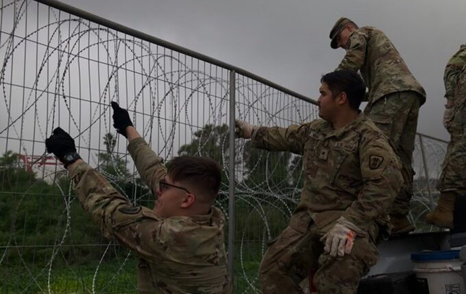 Texas instala una nueva barrera fronteriza estratégica para disuadir a los migrantes