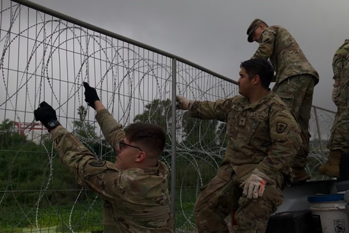 Texas instala una nueva barrera fronteriza estratégica para disuadir a los migrantes