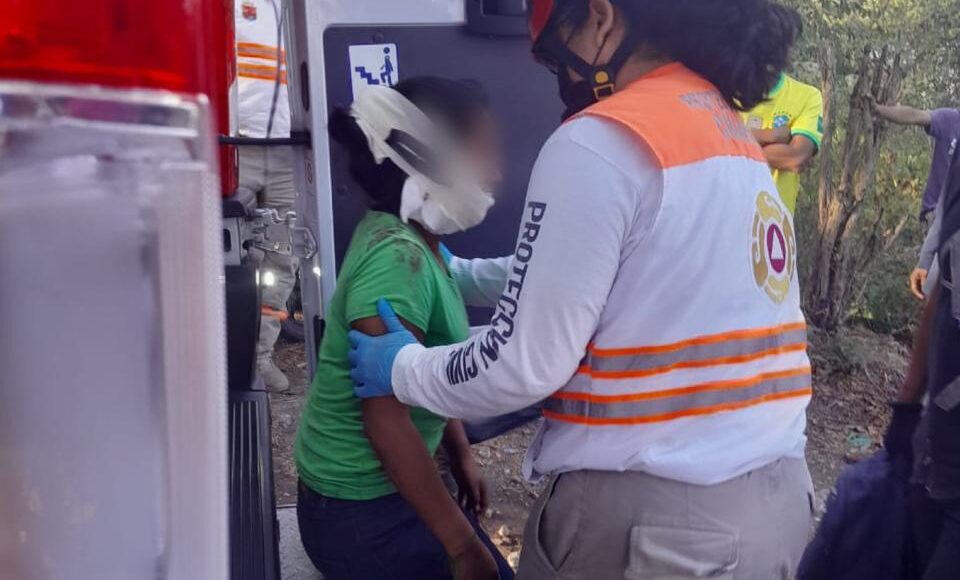 Rescatan a 23 guatemaltecos lesionados tras accidente en carretera de Chiapas