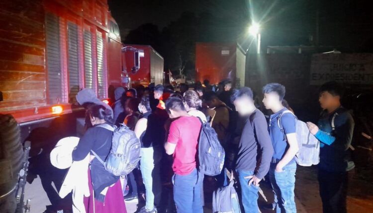 Autoridades rescatan a 371 migrantes abandonados al sureste de México