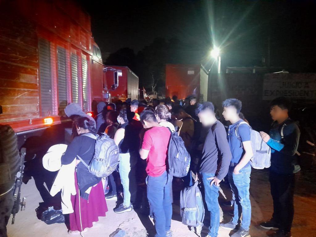 Autoridades rescatan a 371 migrantes abandonados al sureste de México