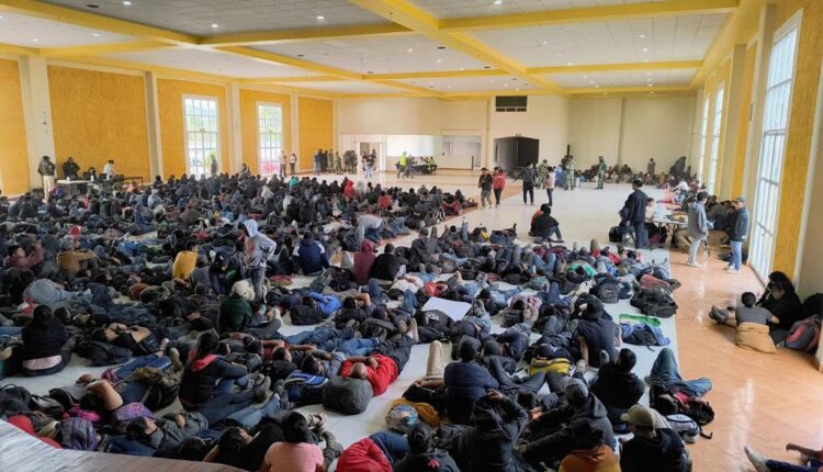 Autoridades localizan a 726 migrantes que se encontraban en una bodega al sureste de México