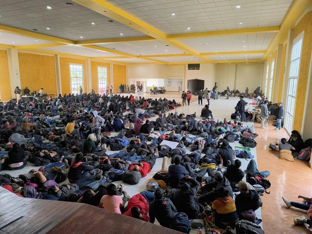 Autoridades localizan a 726 migrantes que se encontraban en una bodega al sureste de México