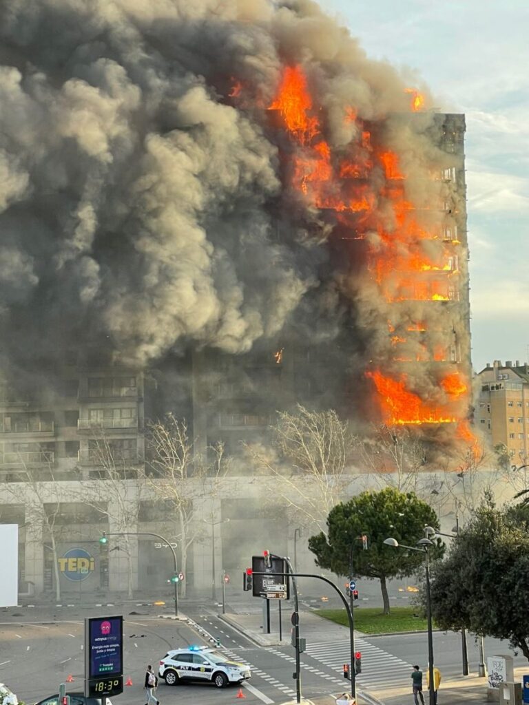 Un voraz incendio arrasó 138 viviendas en Valencia, España, y dejó al menos 4 muertos