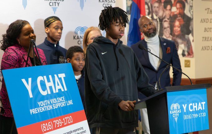 Anuncian línea de apoyo para detener la violencia juvenil en Kansas City, Missouri